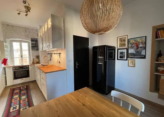 The By The Sea In Historic Old Apartment Poreč