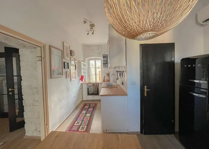 The By The Sea In Historic Old Apartment