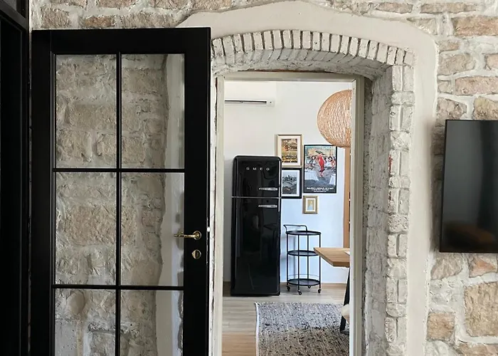 The By The Sea In Historic Old Apartment *