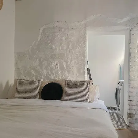 The By The Sea In Historic Old Apartment *