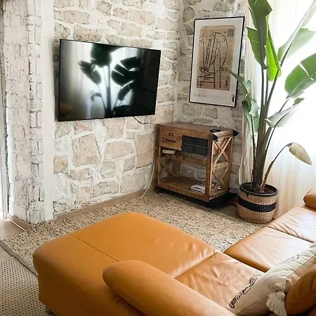 The By The Sea In Historic Old Apartment Porec