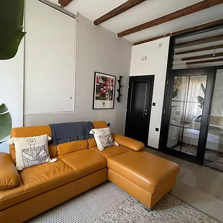 The By The Sea In Historic Old Apartment