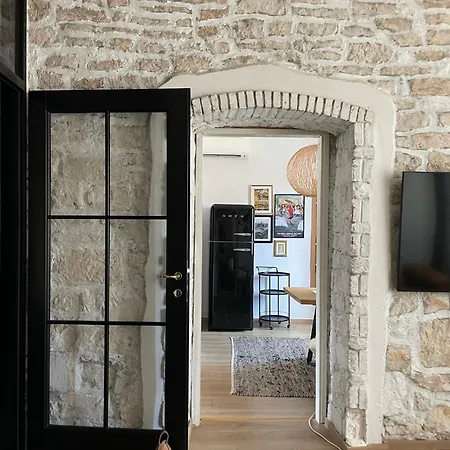 The By The Sea In Historic Old Apartment *